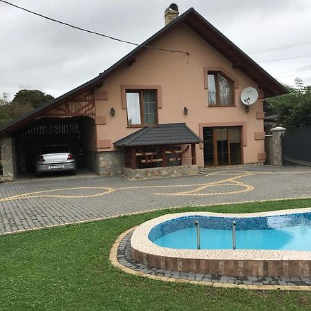 Vacation Home Yabluniv Exterior photo